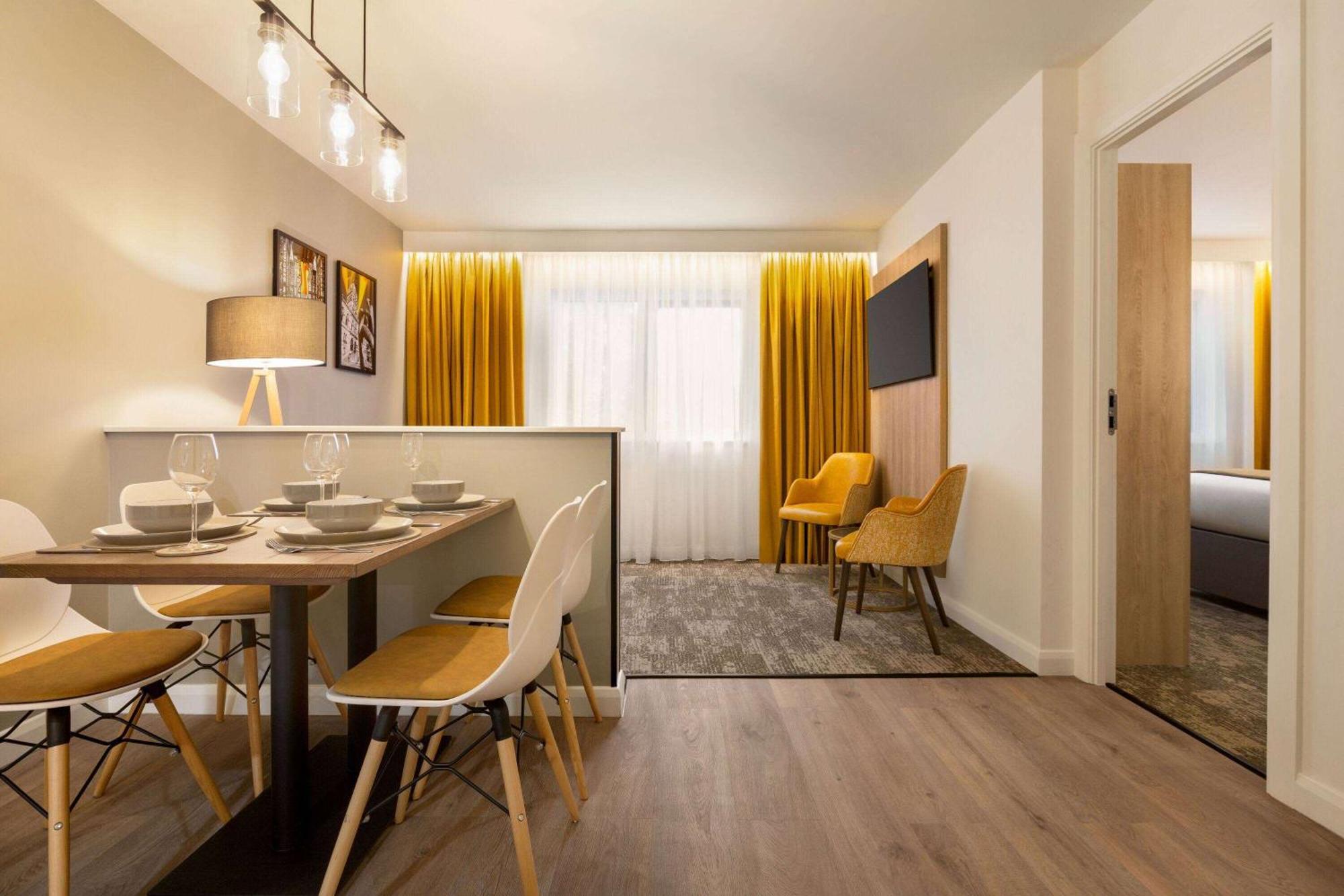 Super 8 By Wyndham Chester East Ngoại thất bức ảnh