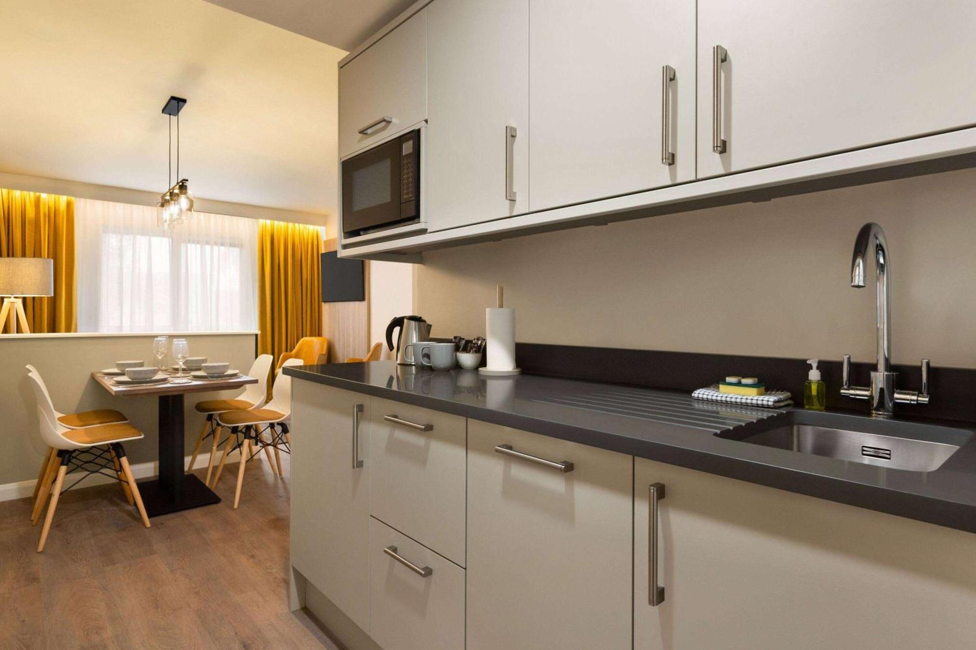 Super 8 By Wyndham Chester East Ngoại thất bức ảnh
