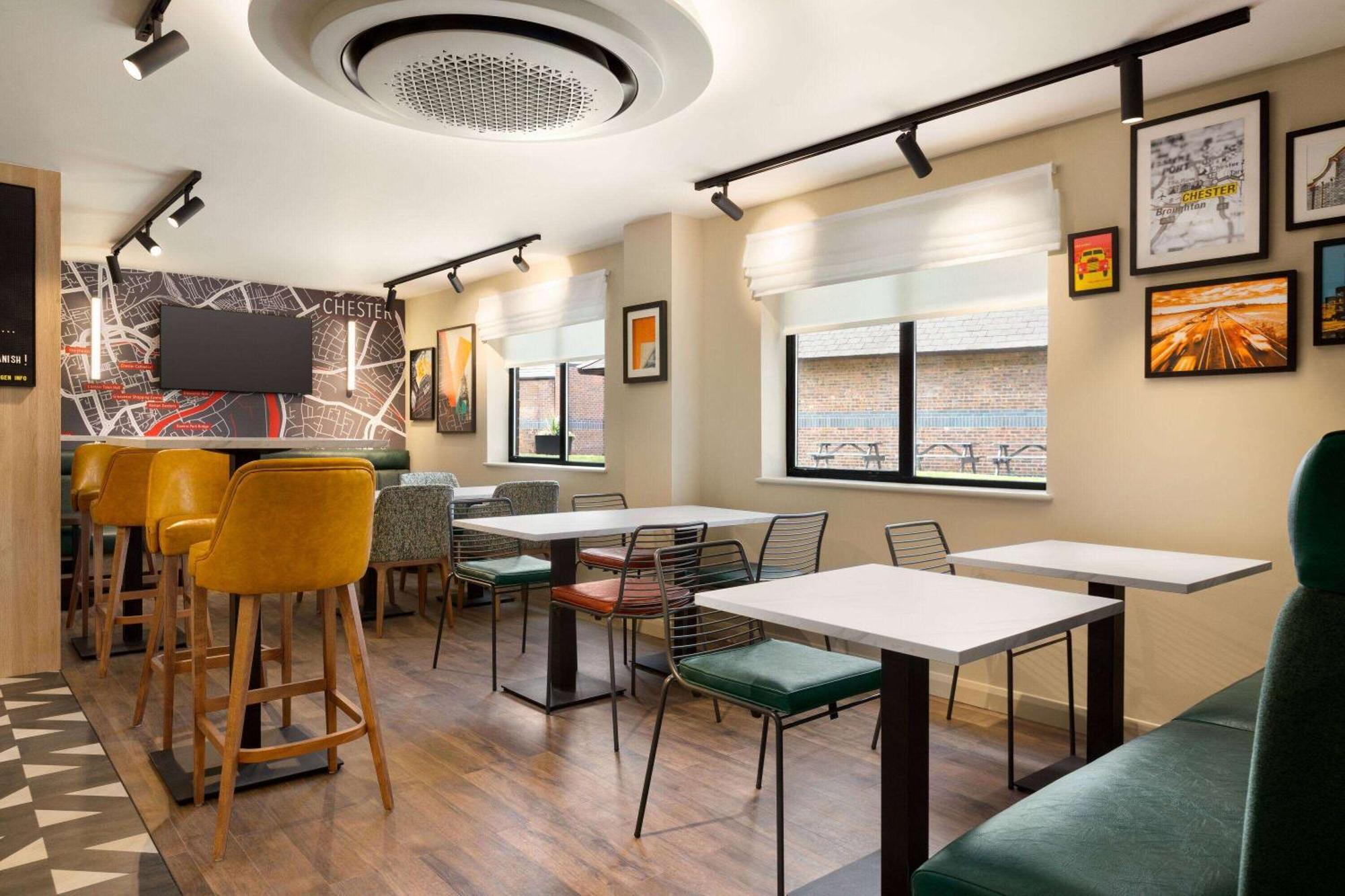 Super 8 By Wyndham Chester East Ngoại thất bức ảnh