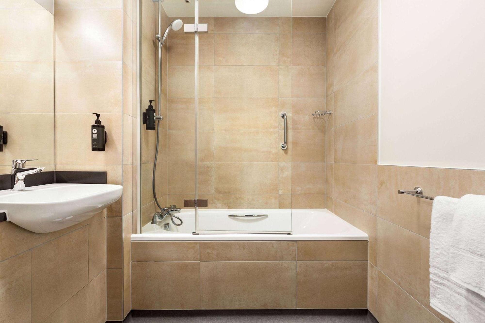 Super 8 By Wyndham Chester East Phòng bức ảnh
