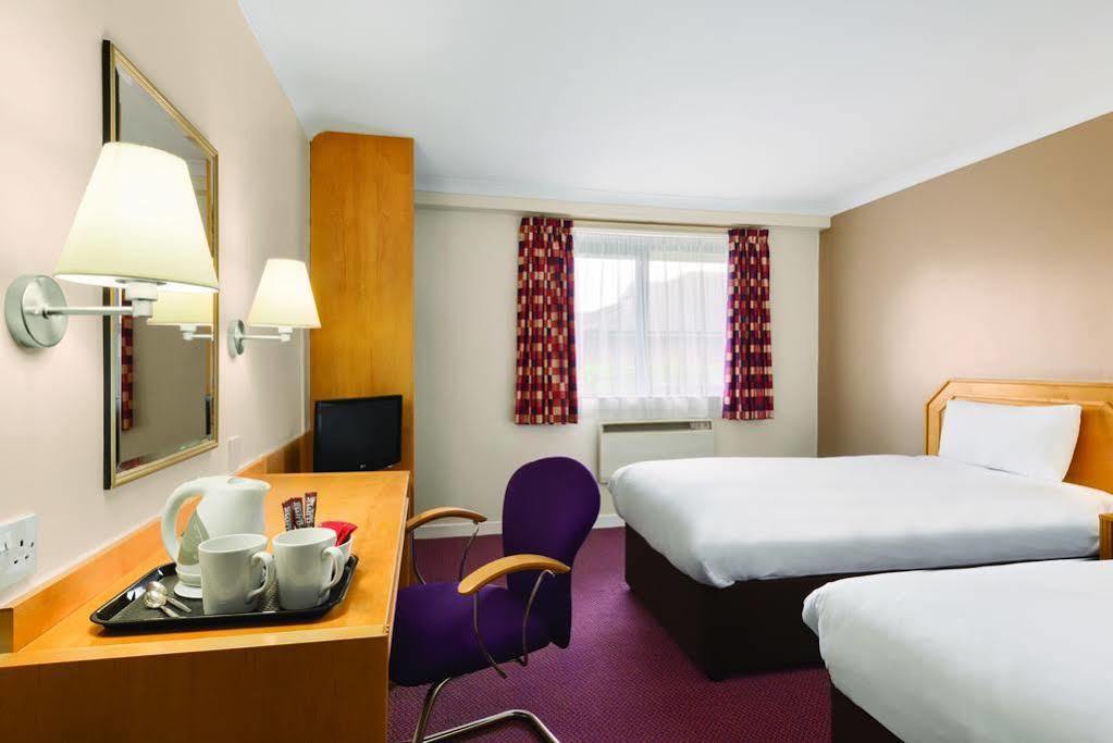 Super 8 By Wyndham Chester East Ngoại thất bức ảnh