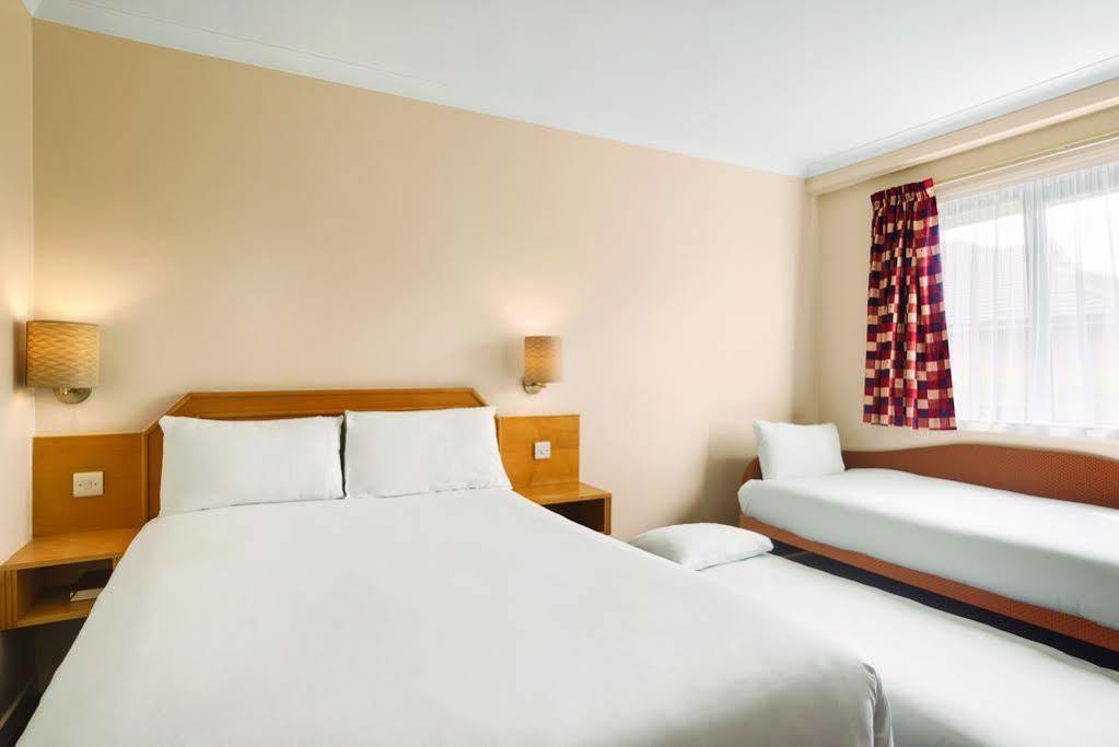 Super 8 By Wyndham Chester East Ngoại thất bức ảnh
