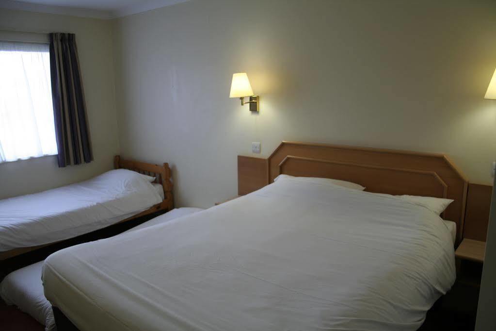 Super 8 By Wyndham Chester East Ngoại thất bức ảnh